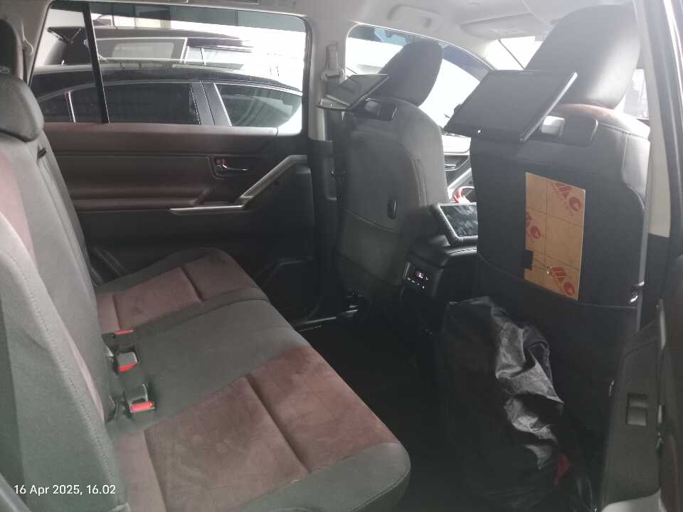 Foto Mobil Bekas Kabin Belakang Toyota Innova 2.0 Zenix G CVT tahun 2023