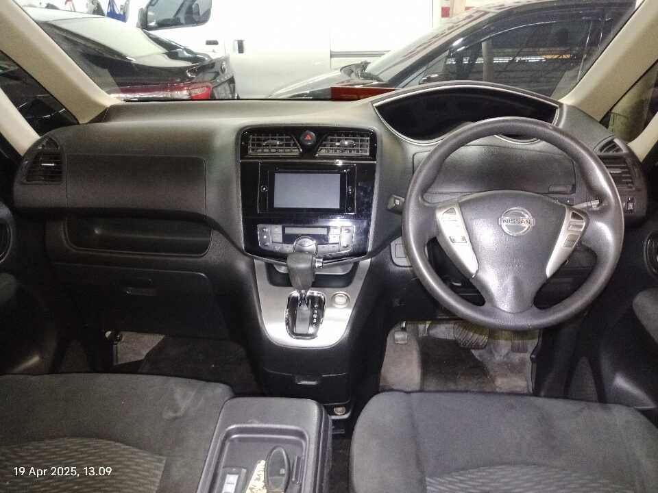Foto Mobil Bekas Dashboard Nissan Serena 2.0 tahun 2016