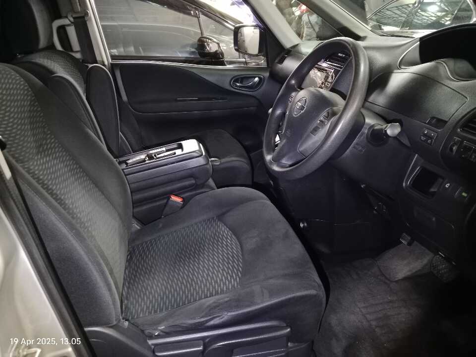 Foto Mobil Bekas Kabin Depan Nissan Serena 2.0 tahun 2016