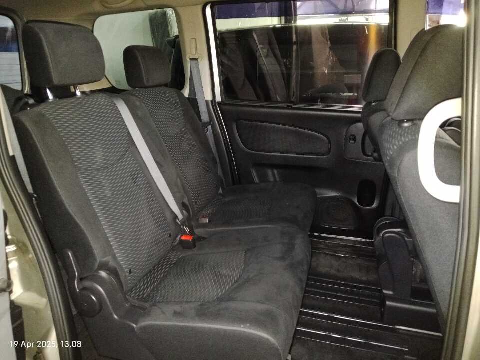 Foto Mobil Bekas Kabin Belakang Nissan Serena 2.0 tahun 2016