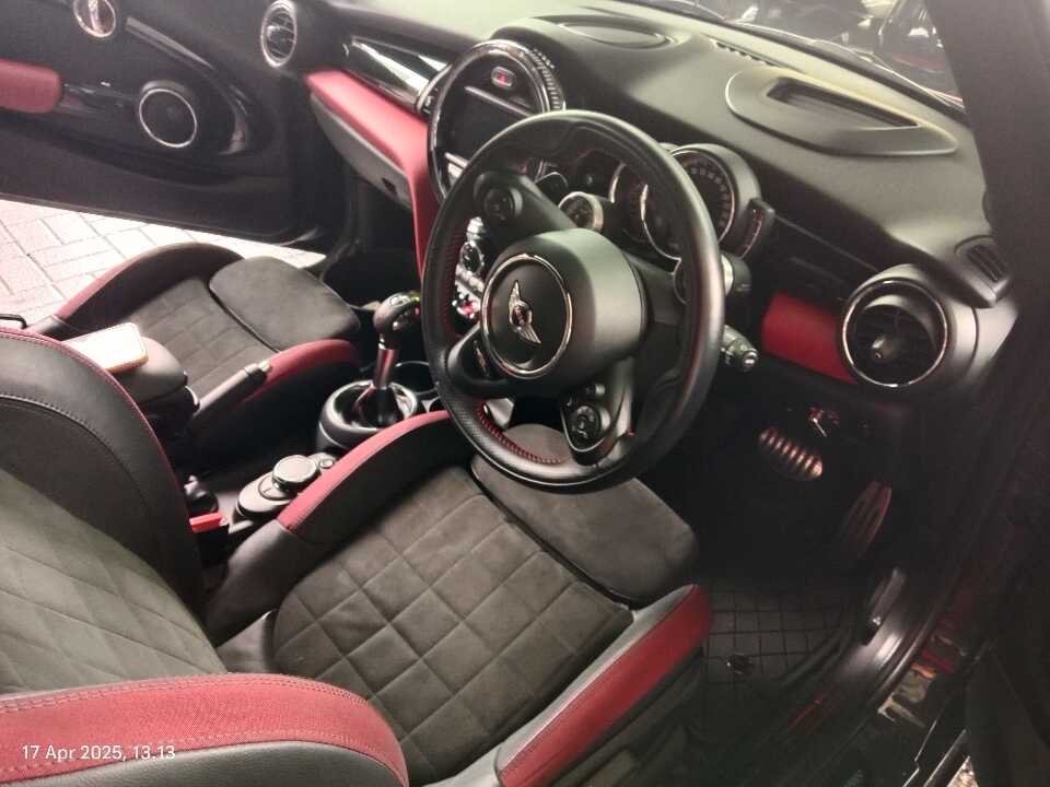 Foto Mobil Bekas Kabin Depan MINI Cooper 2.0 John Cooper Works tahun 2017