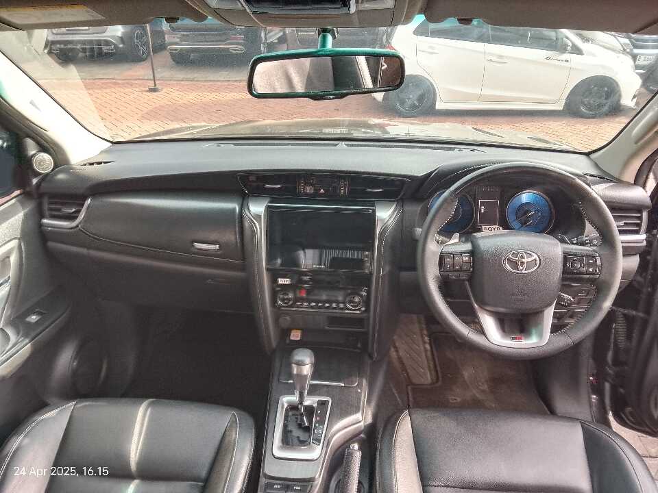Foto Mobil Bekas Dashboard Toyota Fortuner 2.4 4X2 VRZ tahun 2021