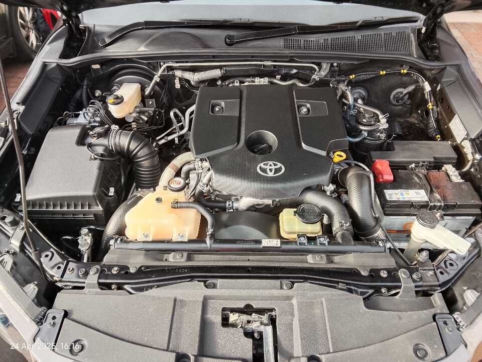 Foto Mobil Bekas Mesin Toyota Fortuner 2.4 4X2 VRZ tahun 2021