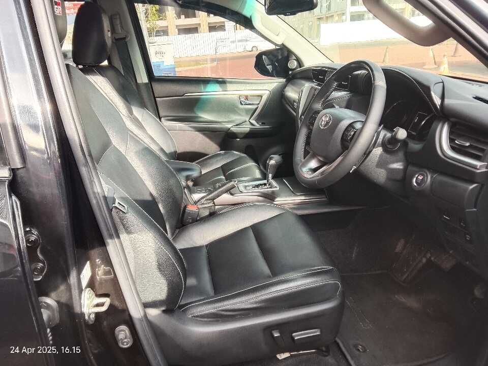 Foto Mobil Bekas Kabin Depan Toyota Fortuner 2.4 4X2 VRZ tahun 2021