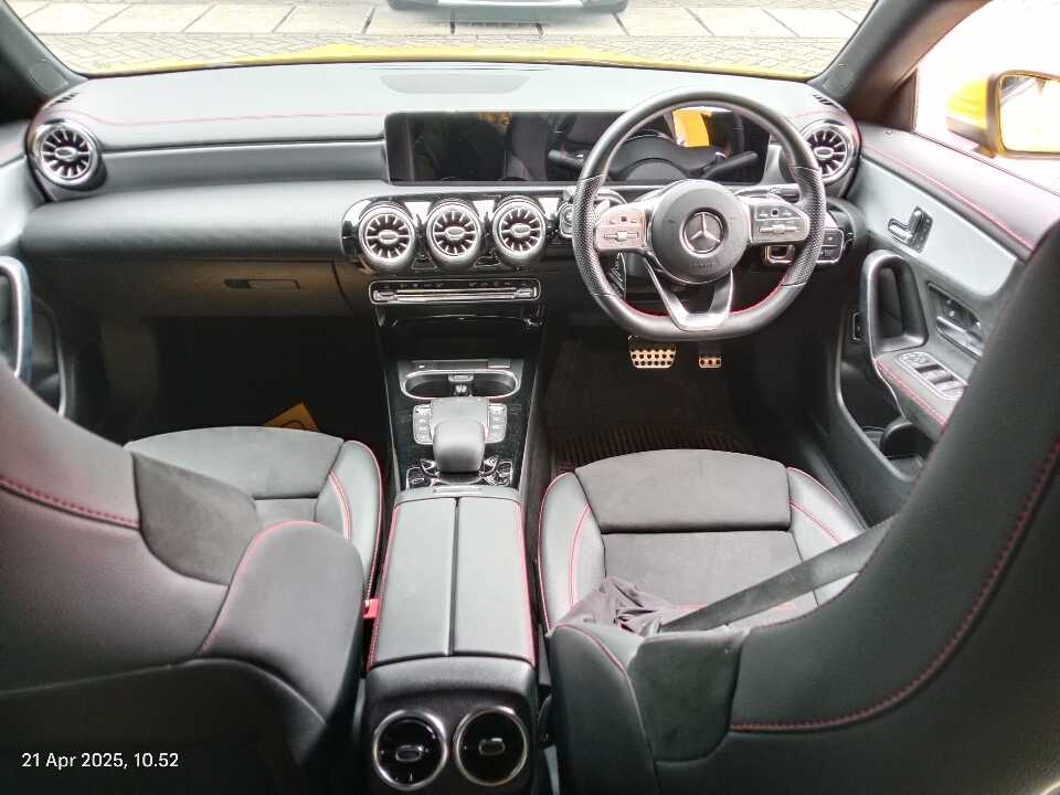 Foto Mobil Bekas Dashboard Mercedes-Benz CLA200 1.3 tahun 2020