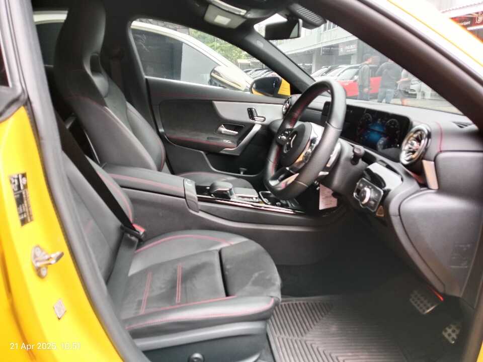 Foto Mobil Bekas Kabin Depan Mercedes-Benz CLA200 1.3 tahun 2020