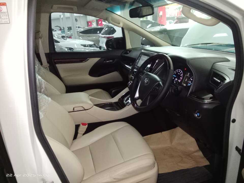Foto Mobil Bekas Kabin Depan Toyota Alphard 2.5 G tahun 2017