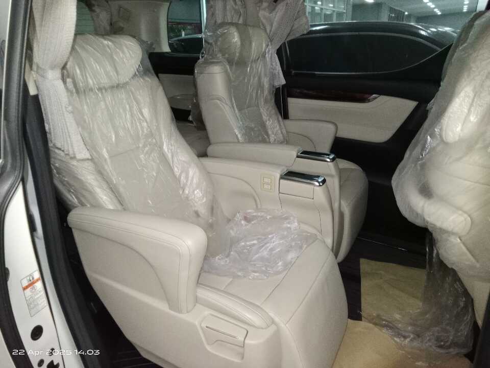 Foto Mobil Bekas Kabin Belakang Toyota Alphard 2.5 G tahun 2017