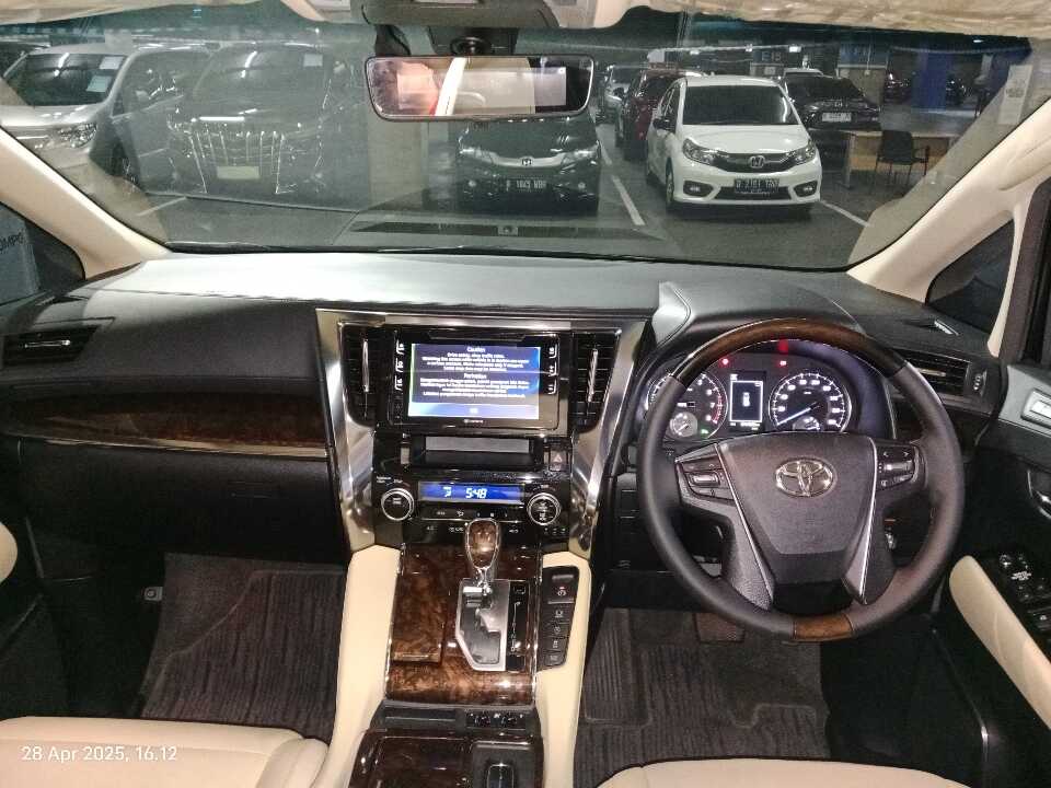 Foto Mobil Bekas Dashboard Toyota Alphard 2.5 G tahun 2018