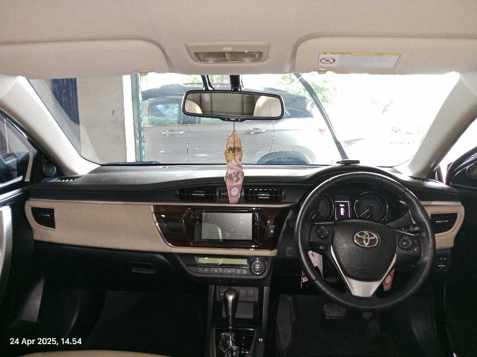 Foto Mobil Bekas Dashboard Toyota Corolla Altis 1.8 V tahun 2016