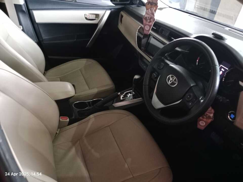 Foto Mobil Bekas Kabin Depan Toyota Corolla Altis 1.8 V tahun 2016