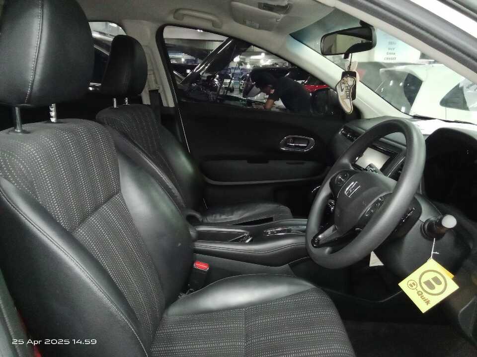 Foto Mobil Bekas Kabin Depan Honda HR-V 1.5 E tahun 2015