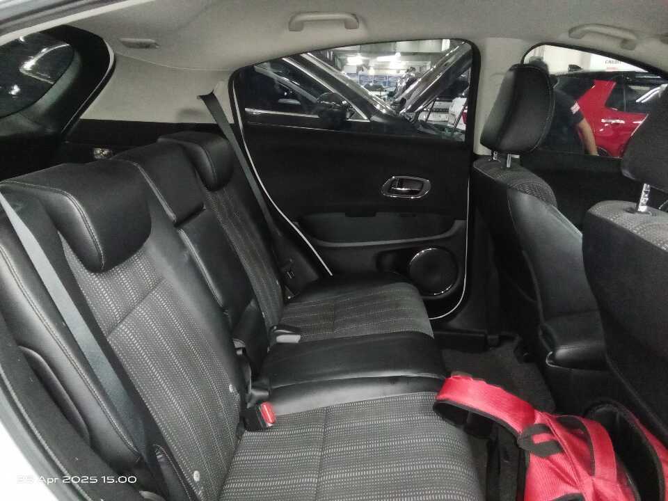 Foto Mobil Bekas Kabin Belakang Honda HR-V 1.5 E tahun 2015