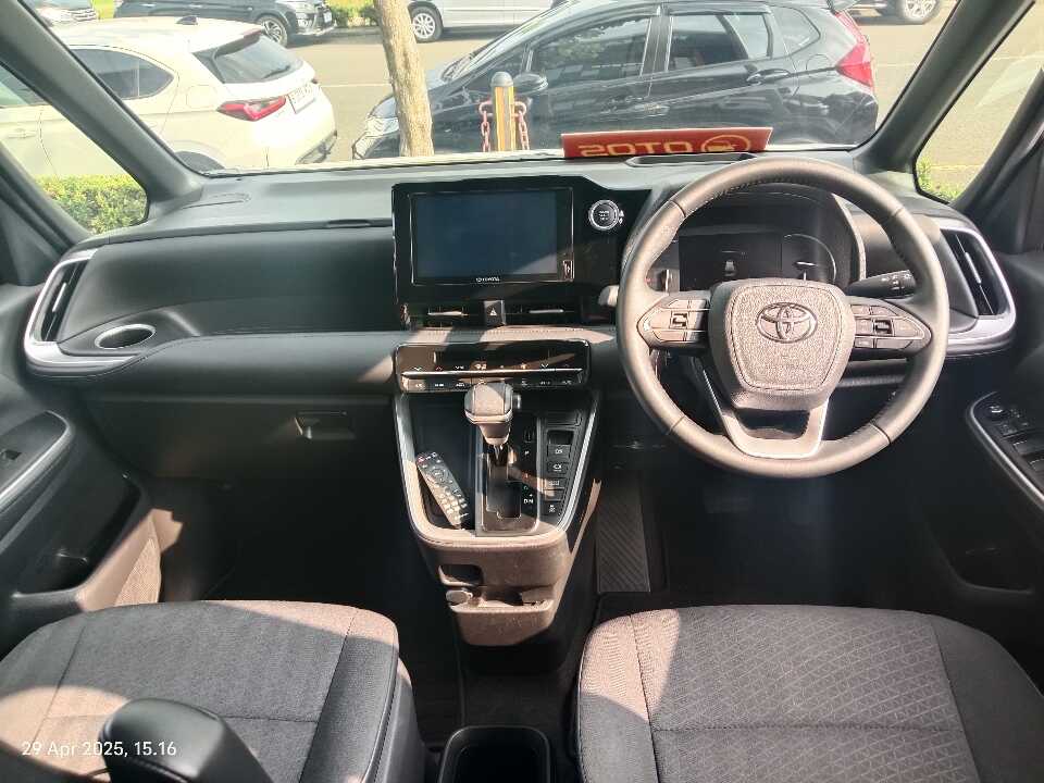 Foto Mobil Bekas Dashboard Toyota Voxy 2.0 tahun 2023