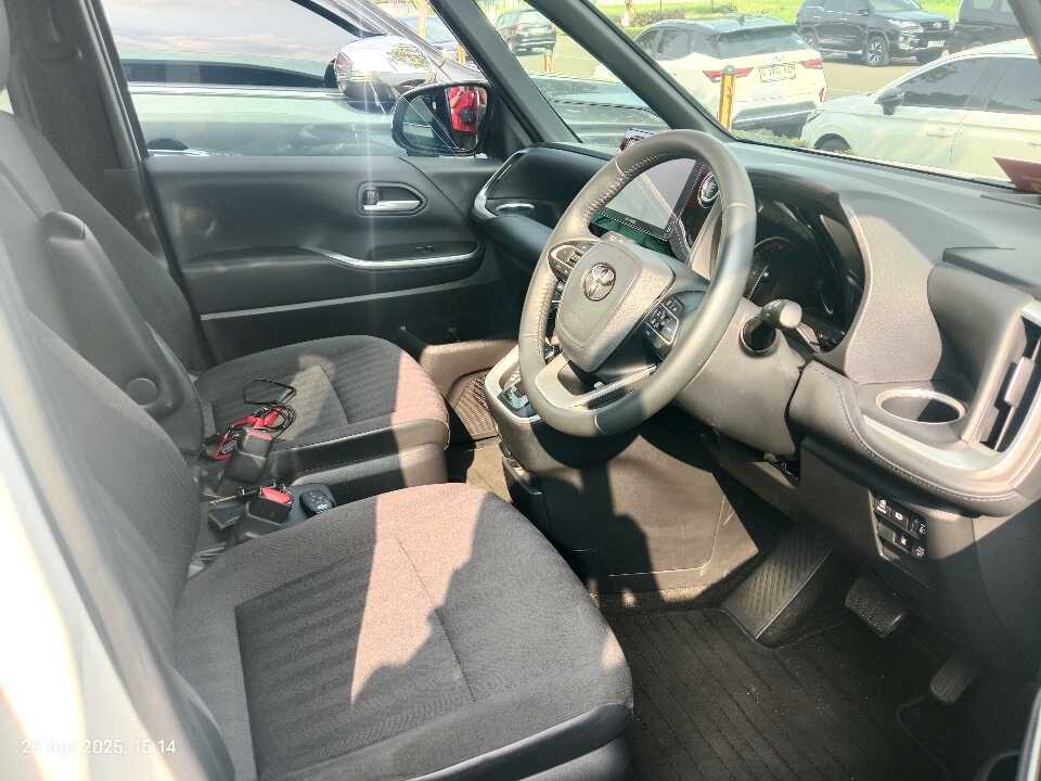 Foto Mobil Bekas Kabin Depan Toyota Voxy 2.0 tahun 2023