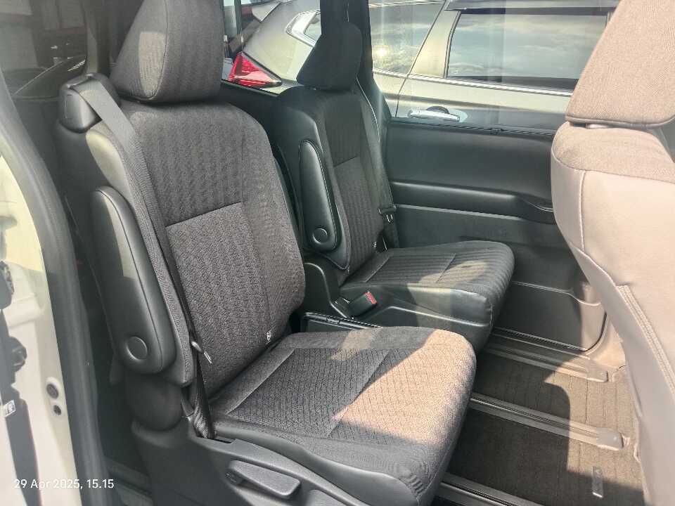 Foto Mobil Bekas Kabin Belakang Toyota Voxy 2.0 tahun 2023