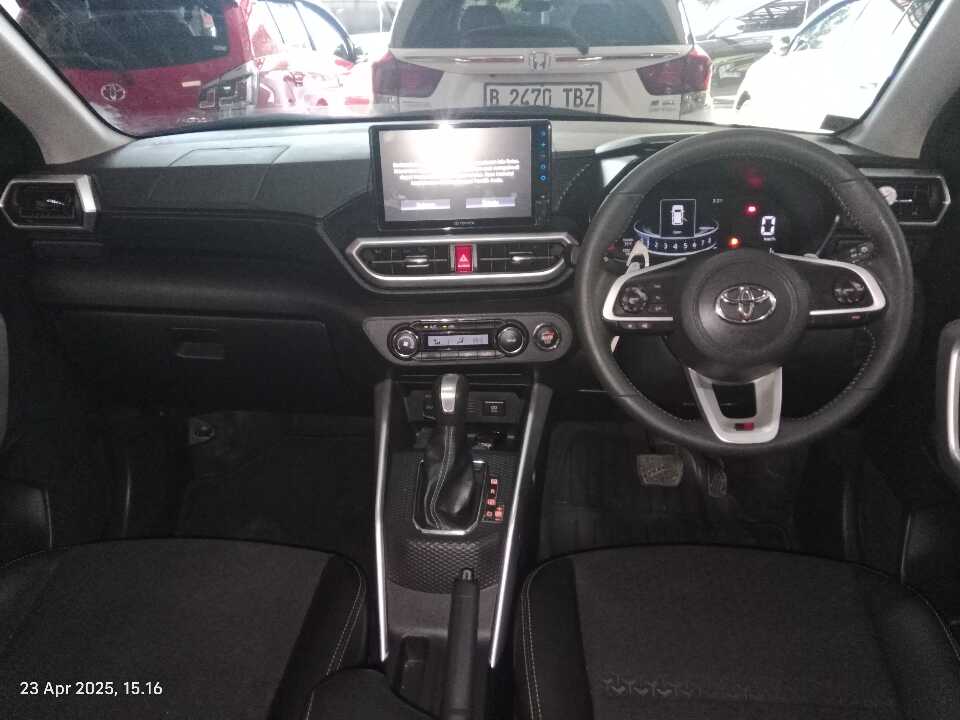 Foto Mobil Bekas Dashboard Toyota Raize 1.0 GR Sport TSS tahun 2023
