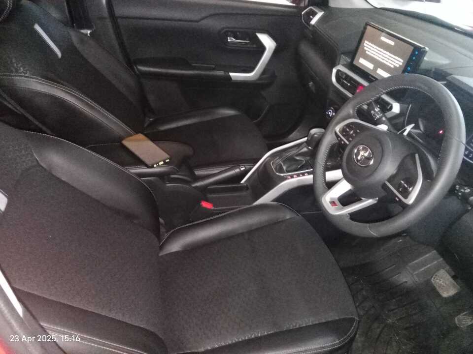 Foto Mobil Bekas Kabin Depan Toyota Raize 1.0 GR Sport TSS tahun 2023