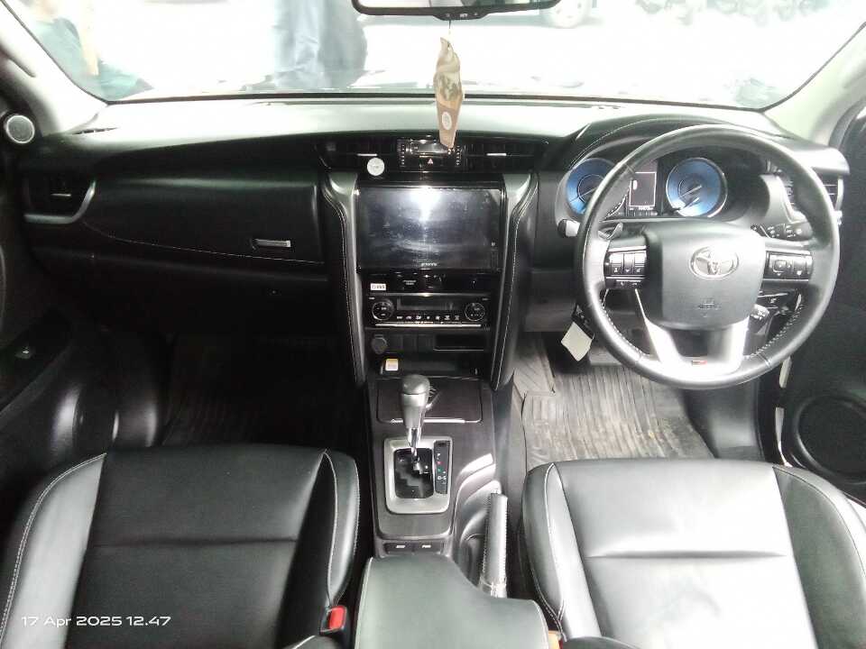 Foto Mobil Bekas Dashboard Toyota Fortuner 2.4 4X2 VRZ tahun 2021
