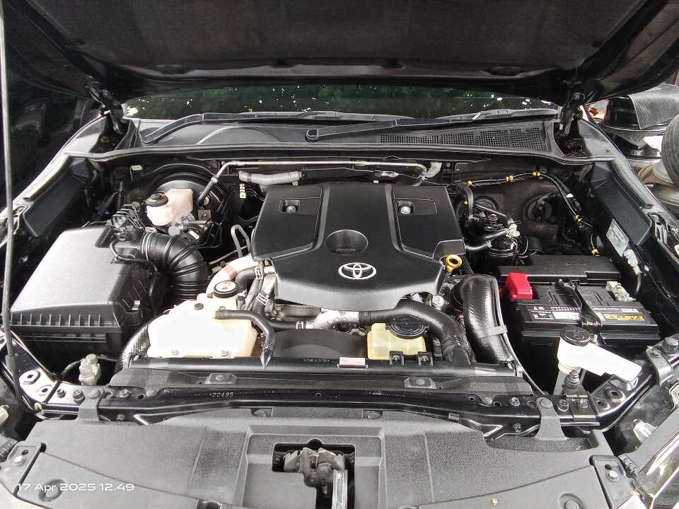 Foto Mobil Bekas Mesin Toyota Fortuner 2.4 4X2 VRZ tahun 2021
