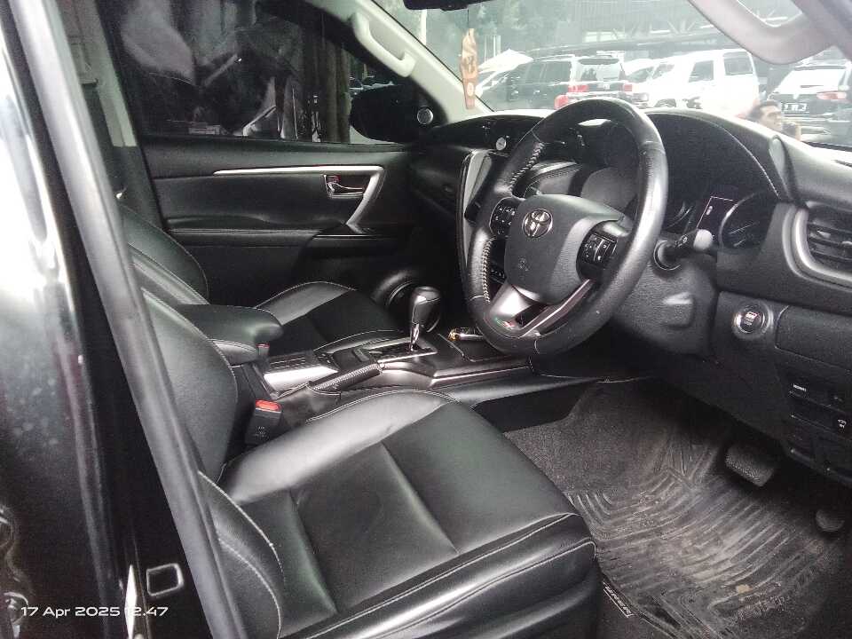 Foto Mobil Bekas Kabin Depan Toyota Fortuner 2.4 4X2 VRZ tahun 2021