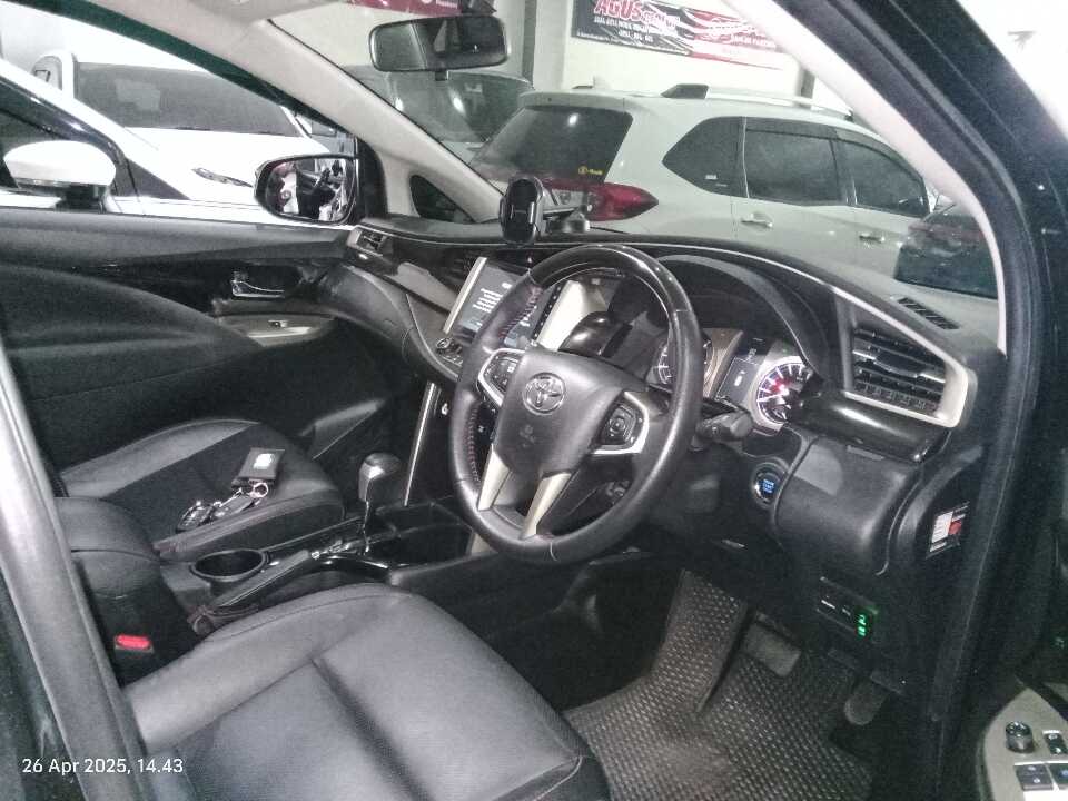 Foto Mobil Bekas Kabin Depan Toyota Innova 2.4 Venturer tahun 2022