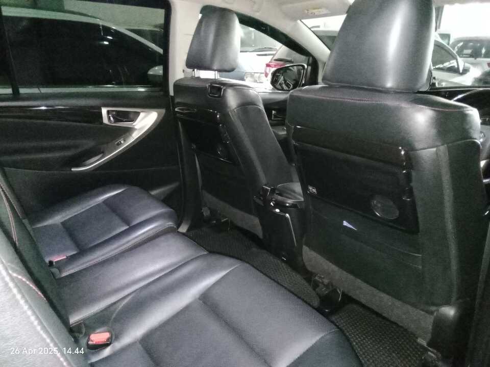 Foto Mobil Bekas Kabin Belakang Toyota Innova 2.4 Venturer tahun 2022