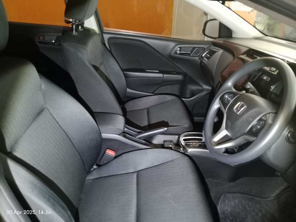 Foto Mobil Bekas Kabin Depan Honda City 1.5 E tahun 2019