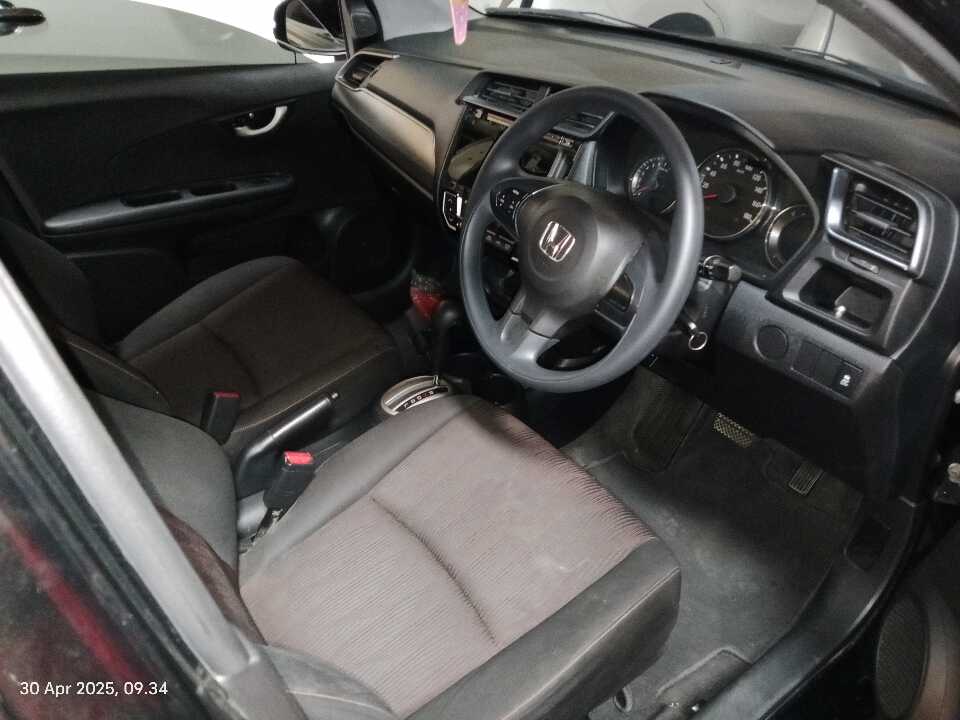 Foto Mobil Bekas Kabin Depan Honda Mobilio 1.5 RS tahun 2017