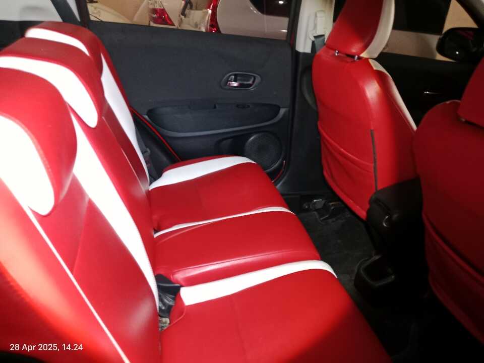 Foto Mobil Bekas Kabin Belakang Honda HR-V 1.5 S tahun 2019