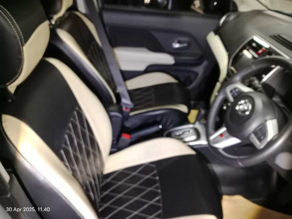 Foto Mobil Bekas Kabin Depan Toyota Rush 1.5 S tahun 2023