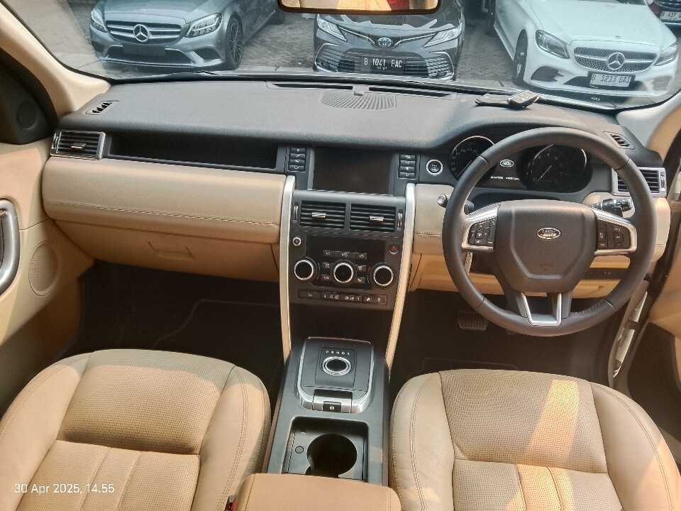 Foto Mobil Bekas Dashboard Land Rover Discovery Sport 2.0 HSE tahun 2015