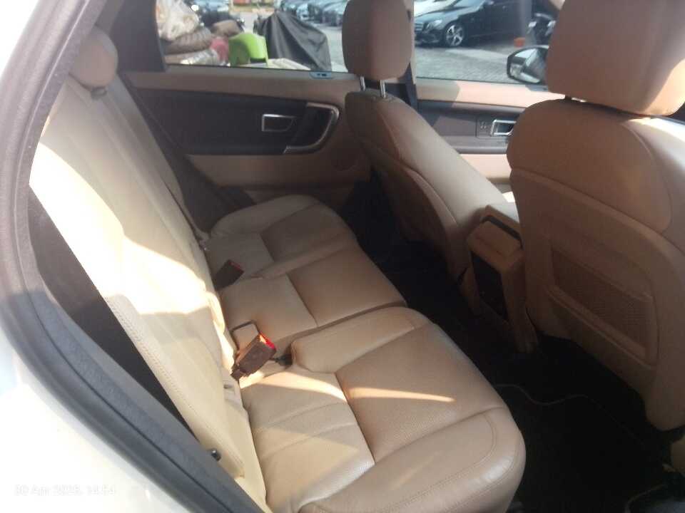 Foto Mobil Bekas Kabin Belakang Land Rover Discovery Sport 2.0 HSE tahun 2015