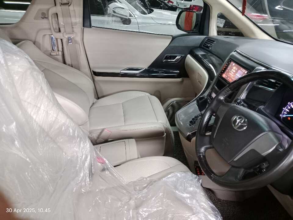 Foto Mobil Bekas Kabin Depan Toyota Alphard 2.4 G tahun 2014