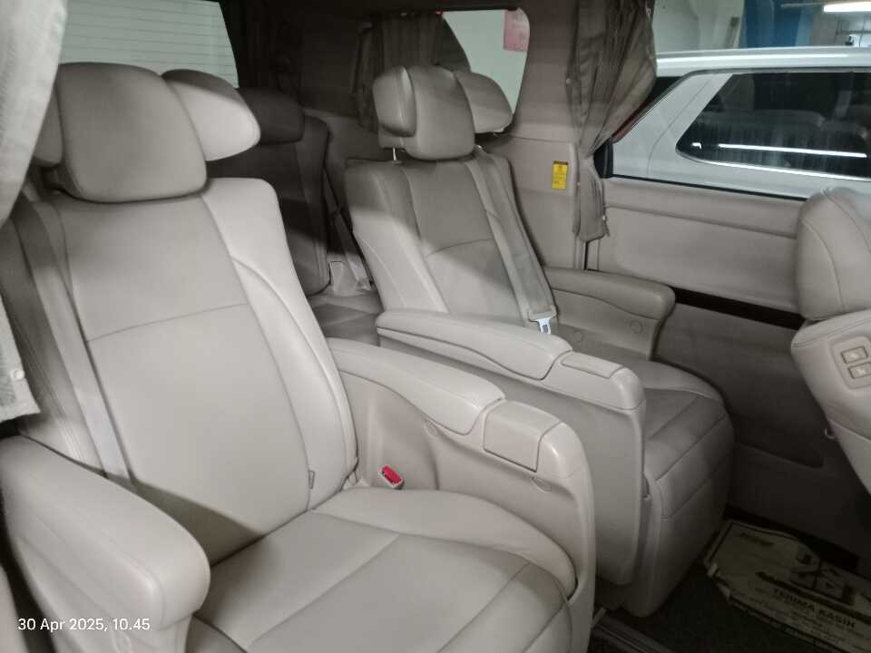 Foto Mobil Bekas Kabin Belakang Toyota Alphard 2.4 G tahun 2014