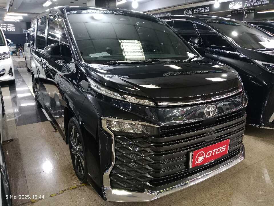 2022 Toyota Voxy 2.0 - Foto 1 dari 6