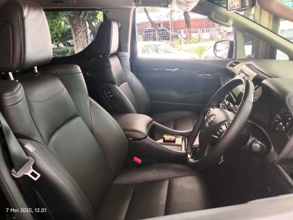 Foto Mobil Bekas Kabin Depan Toyota Vellfire 2.5 G tahun 2015