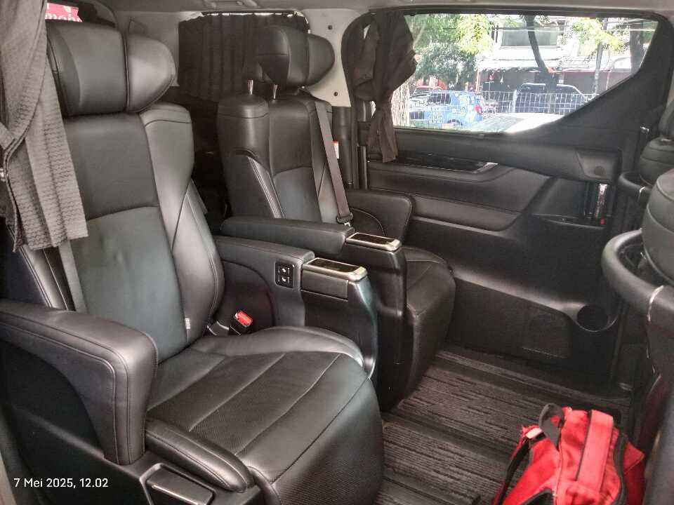 Foto Mobil Bekas Kabin Belakang Toyota Vellfire 2.5 G tahun 2015