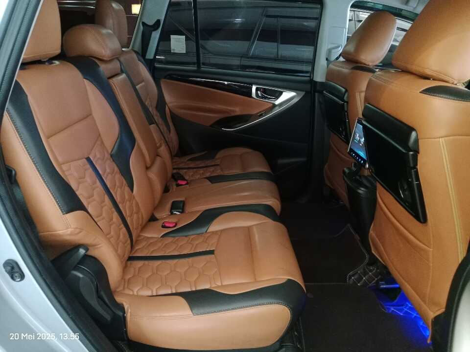 Foto Mobil Bekas Kabin Belakang Toyota Innova 2.0 V tahun 2019