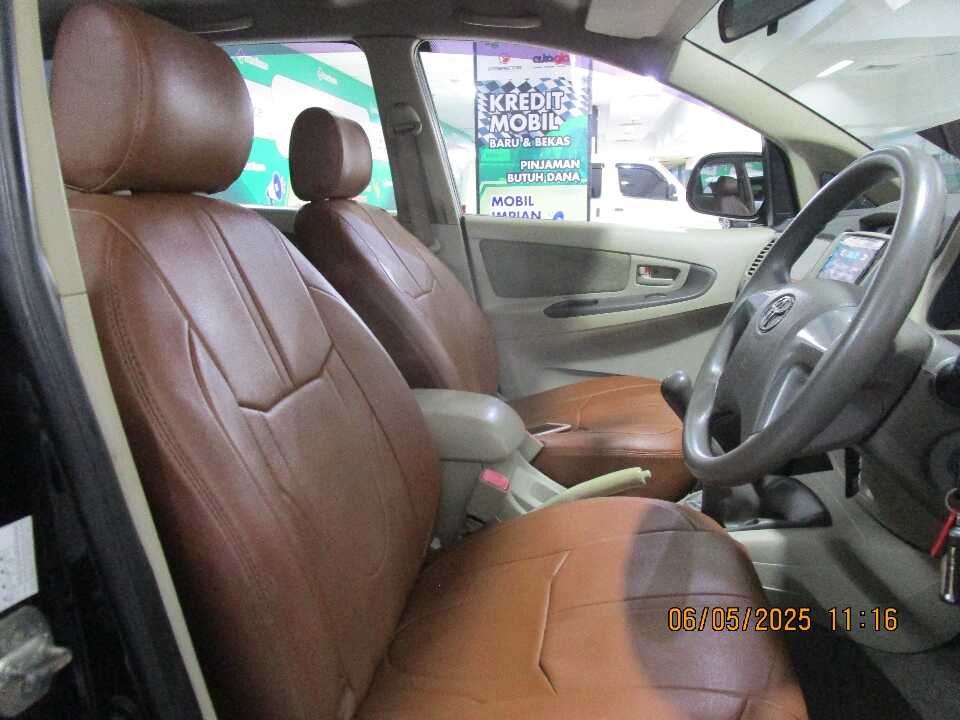 Foto Mobil Bekas Kabin Depan Toyota Innova 2.5 G tahun 2015