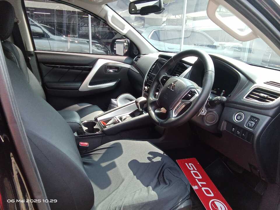 Foto Mobil Bekas Kabin Depan Mitsubishi Pajero Sport 2.4 Dakar 4X2 tahun 2024