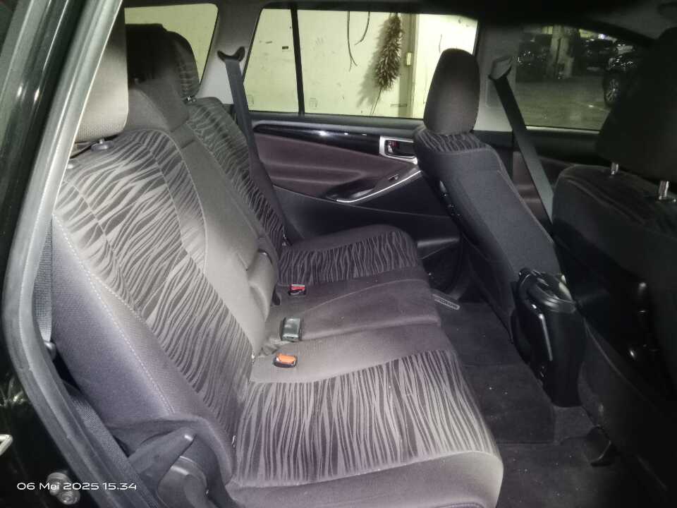 Foto Mobil Bekas Kabin Belakang Toyota Innova 2.4 V tahun 2021