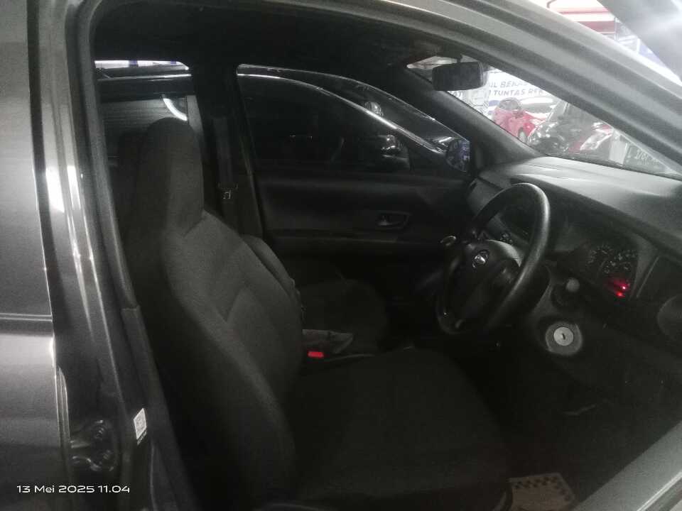 Foto Mobil Bekas Kabin Depan Daihatsu Sigra 1.0 M tahun 2023