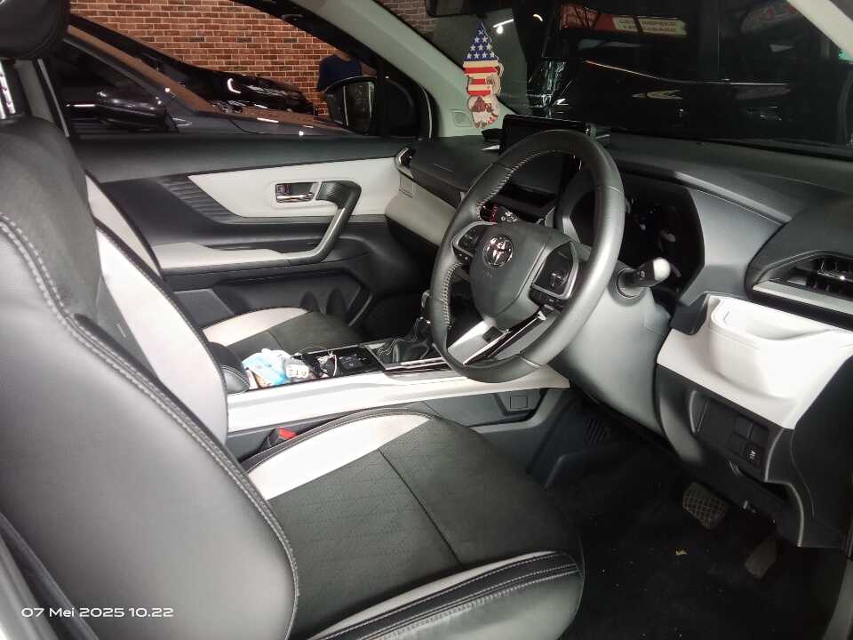 Foto Mobil Bekas Kabin Depan Toyota Veloz 1.5 Q tahun 2022