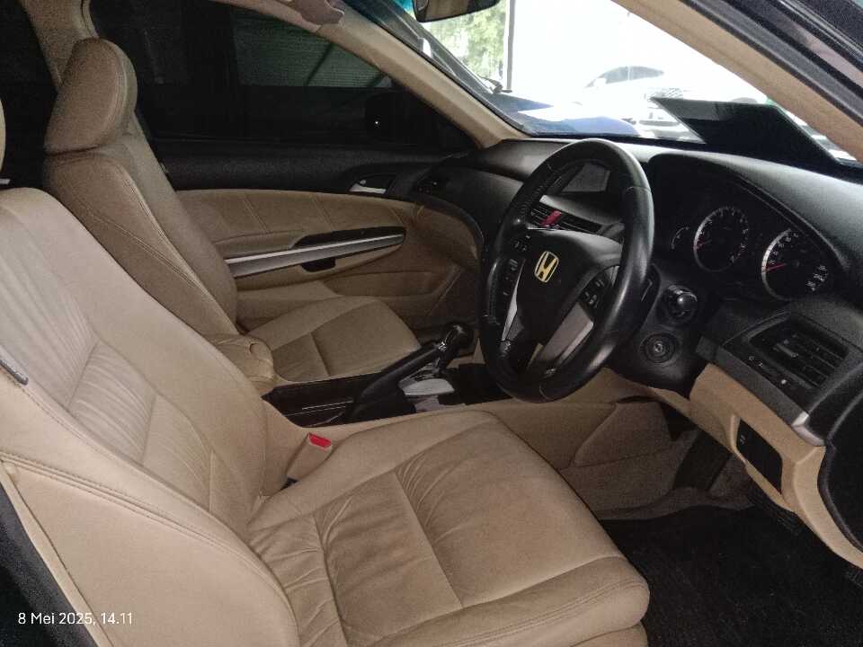 Foto Mobil Bekas Kabin Depan Honda Accord 2.4 VTi-L tahun 2010
