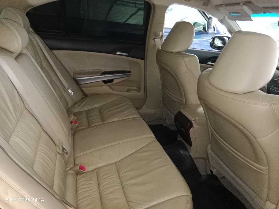 Foto Mobil Bekas Kabin Belakang Honda Accord 2.4 VTi-L tahun 2010