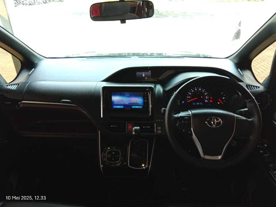 Foto Mobil Bekas Dashboard Toyota Voxy 2.0 tahun 2018