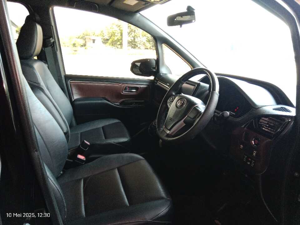 Foto Mobil Bekas Kabin Depan Toyota Voxy 2.0 tahun 2018