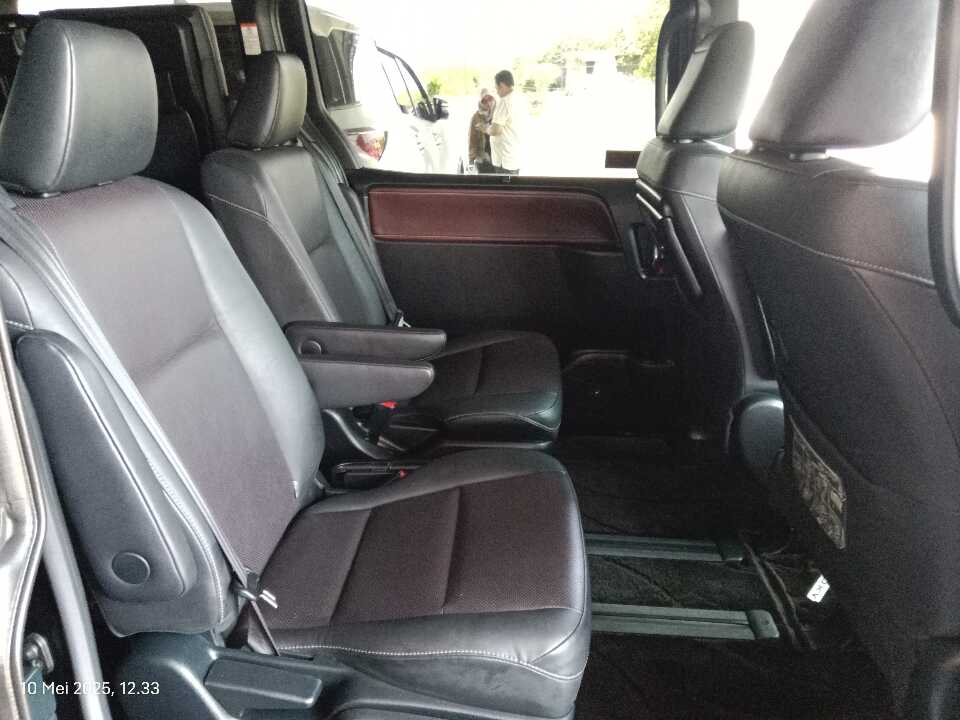 Foto Mobil Bekas Kabin Belakang Toyota Voxy 2.0 tahun 2018