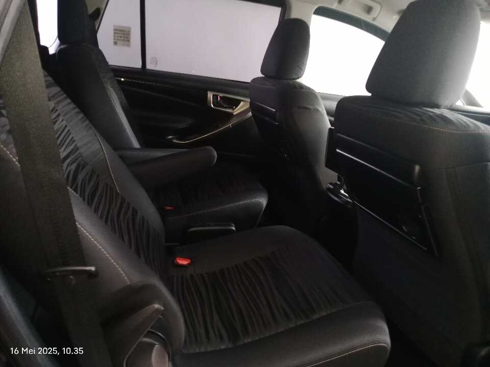 Foto Mobil Bekas Kabin Belakang Toyota Innova 2.0 V tahun 2021